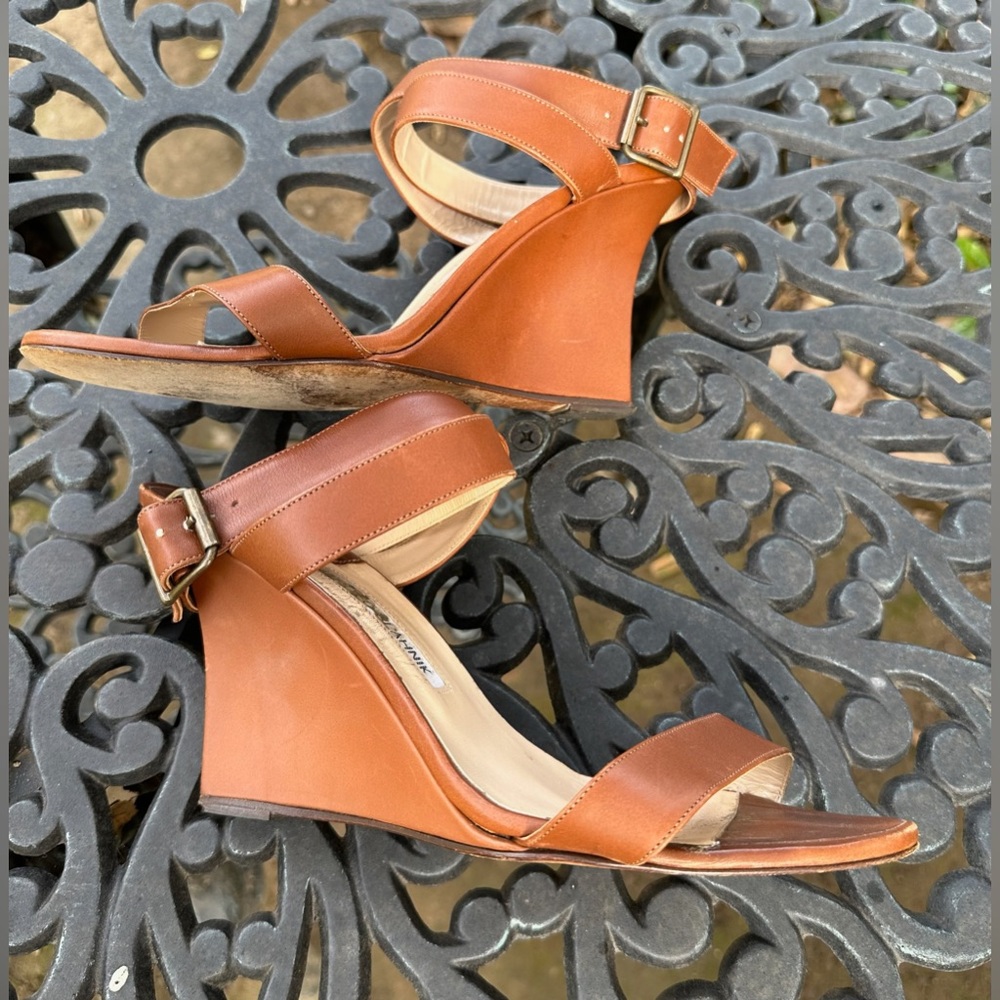 🎉HOST PICK🎉Manolo Blahnik Lecara Leather Sandals - size 39